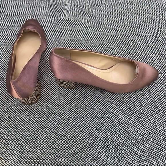 Vince Camuto sz 8.5 rose, pink round toe heel w/low stacked gold reflective heel - Picture 4 of 7